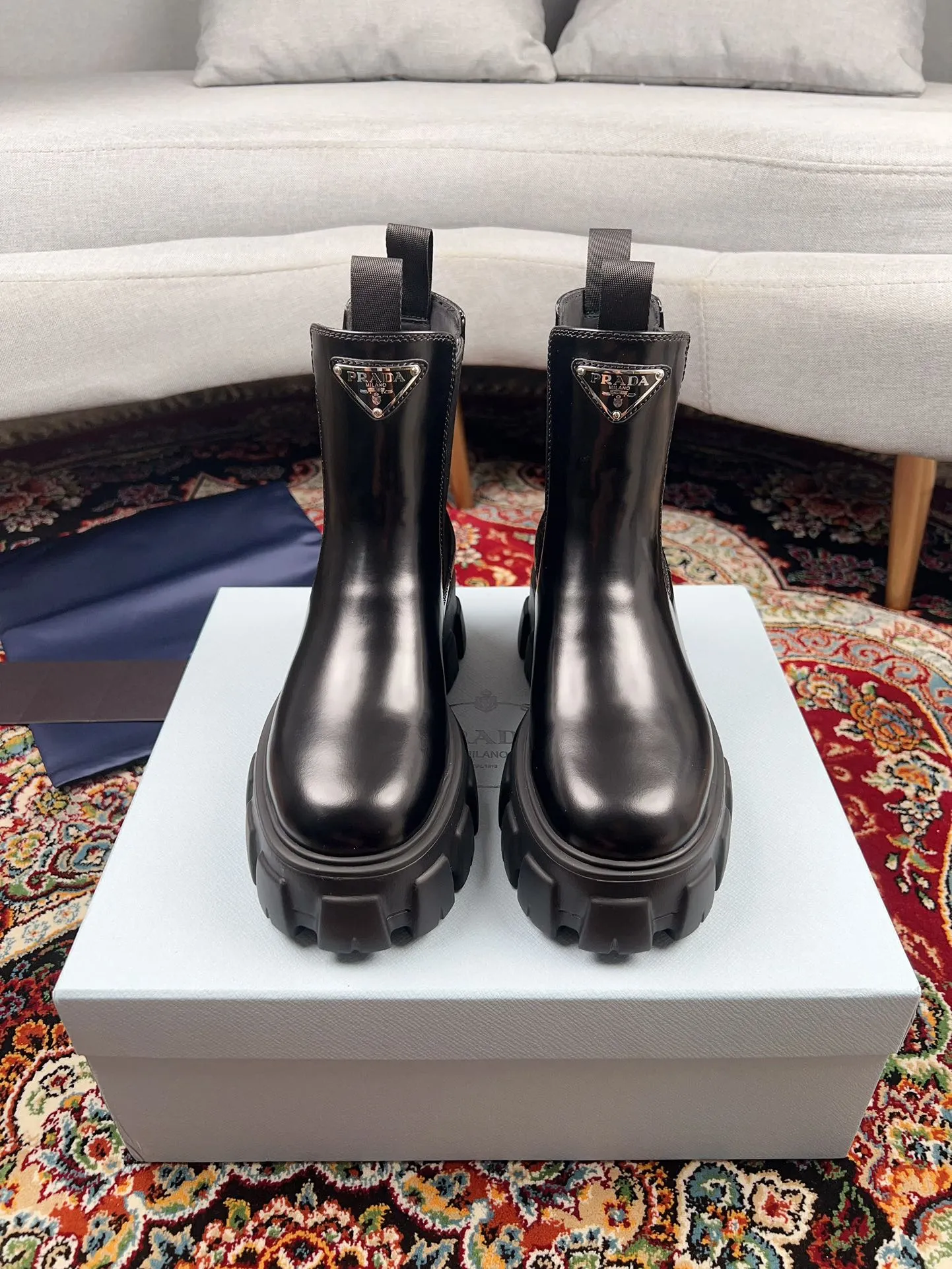 Factory direct sales p560🐘🐘Women's shoes Women's clothing Factory direct sales pRADA Prada platform platform thick-soled pocket triangle logo couple boots Original 1:1 customization, many Internet celebrities have used it, these shoes, cowhide color matching, injection molded triangle letters luogo craftsmanship, very popular this year, can be worn for leisure and sports... ❶Fabric: Customized open edge beads ➕Injection molded triangle logo ❷Inner lining: Customized cowhide ❸Feet: customized cowhide ❹Outsole: original molded foam combination outsole ❺Sole thickness: 6cm ❻Number of sizes: women's 35-40